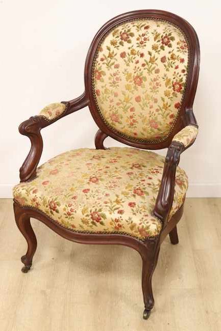 FAUTEUIL CABRIOLET à dossier médaillon en...