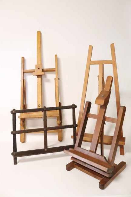 TROIS PETITS CHEVALETS en bois teinté à hauteur...