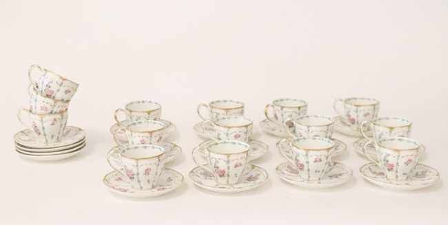 QUINZE TASSES ET LEURS SOUS-TASSES en porcelaine...