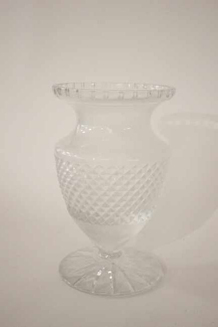 GRAND VASE balustre en cristal moulé pressé...