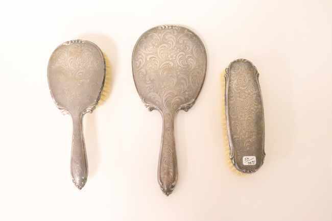 NÉCESSAIRE DE TOILETTE en argent (800) comprenant...