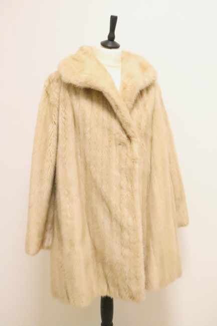 MANTEAU long en vison beige à large col,...