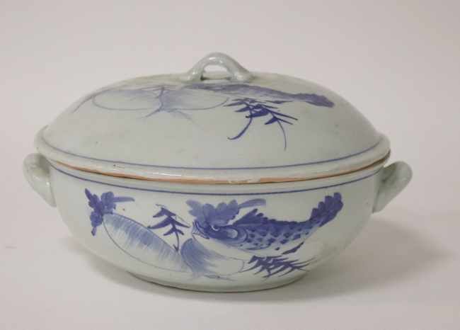 SOUPIERE en porcelaine émaillée bleu et blanc...