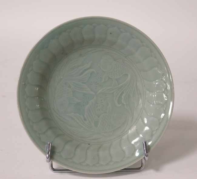 PETIT PLAT rond en porcelaine émaillée céladon...