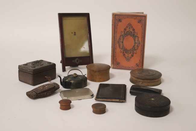 DIVERS OBJETS DE VITRINE dont :