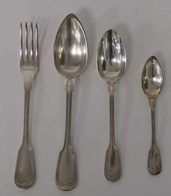 LOT DE COUVERTS en métal argenté, modèle...