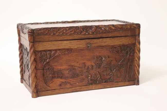 PETIT COFFRE en bois ciré et sculpté de scènes...