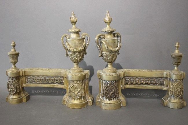 PAIRE DE DEVANT DE CHENETS en bronze ajouré...