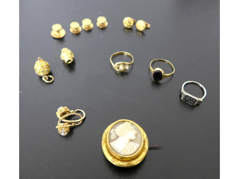 LOT d'or comprenant trois petites bagues,...