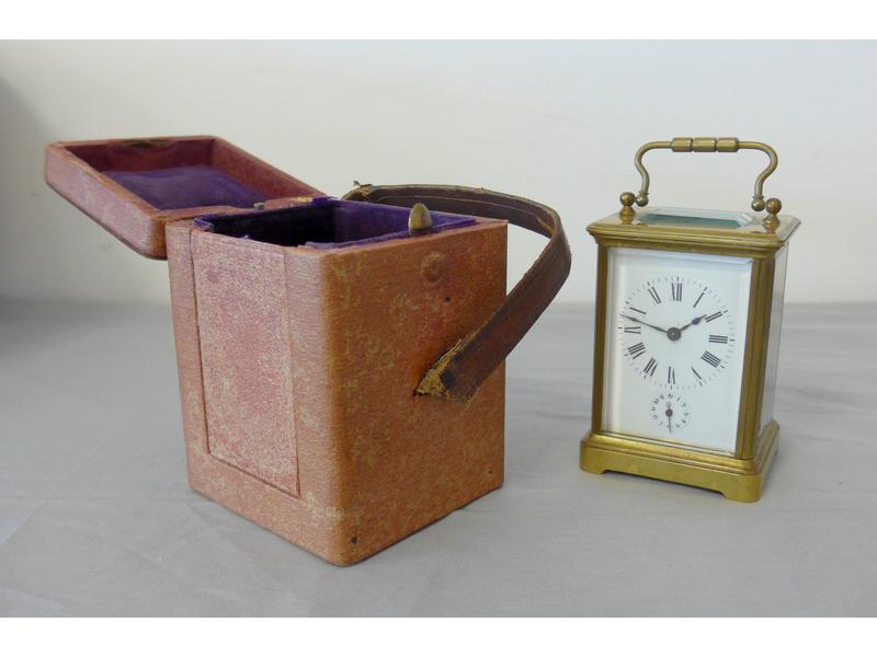 PETITE PENDULE DE VOYAGE à deux cadrans dans...
