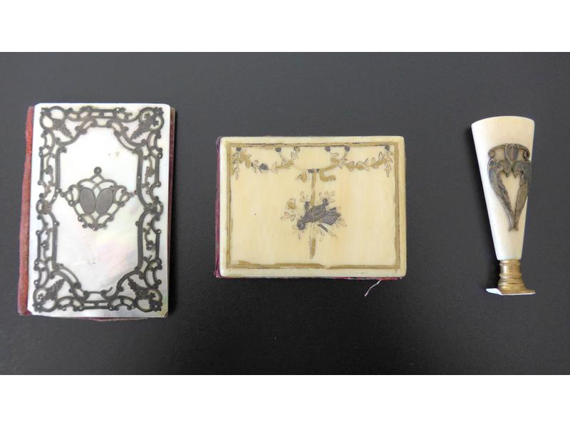 DEUX PAIRES DE PLATS DE CARNETS DE BAL, l'un...