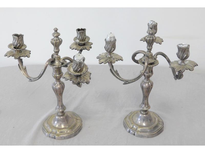PAIRE DE CANDELABRES à trois bras de lumière,...