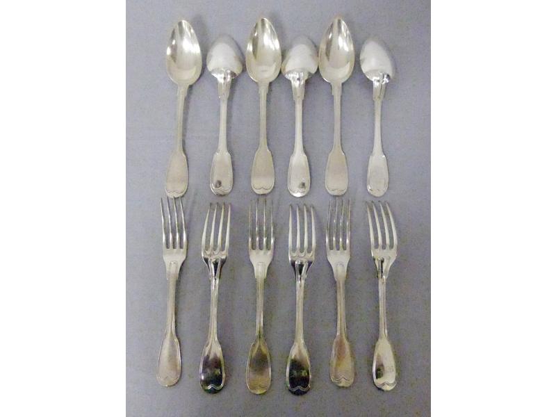 SIX COUVERTS en argent modèle à filet chiffré...