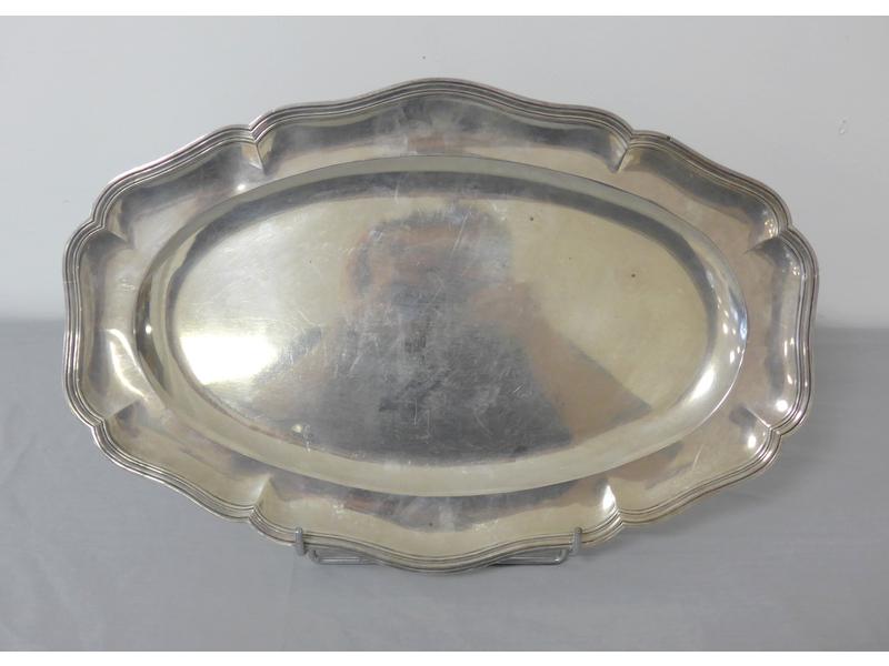 PLAT OVALE en argent à bord chantourné f...