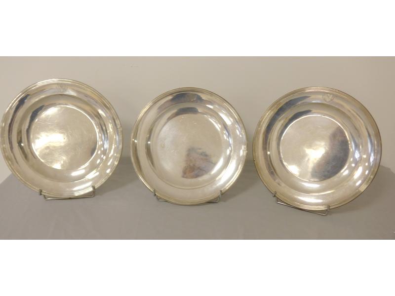 SUITE DE TROIS PLATS creux ronds en argent...