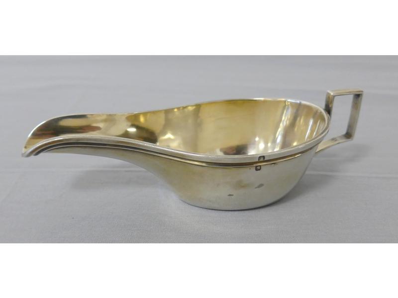 SAUCIERE en argent, anse carrée