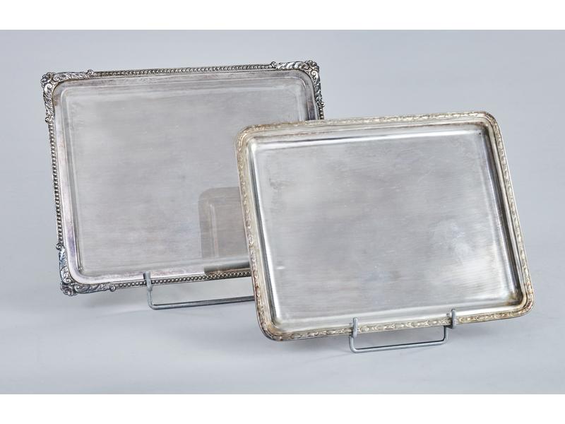 DEUX PETITS PLATEAUX rectangulaire en métal...