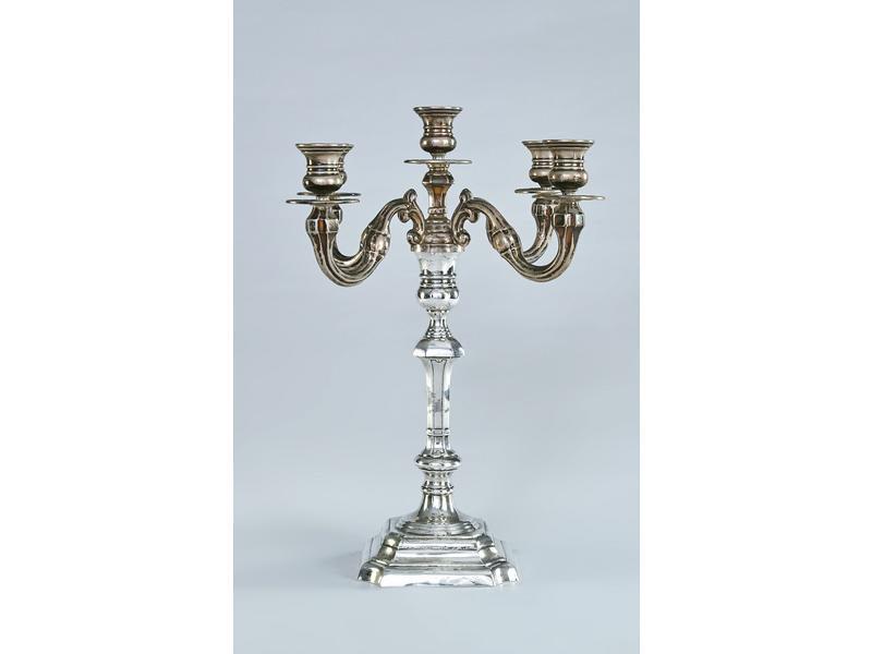 IMPORTANT CANDELABRE en argent à cinq lumières...