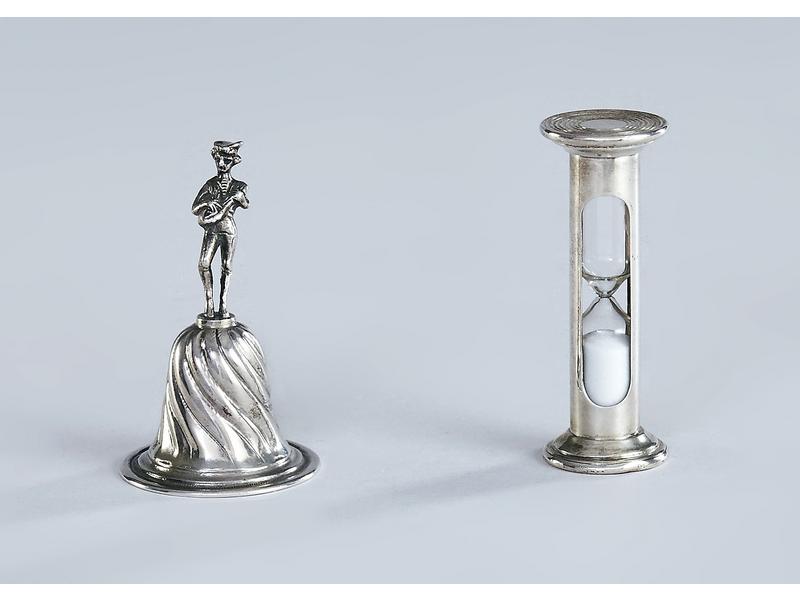 SABLIER à monture en argent.