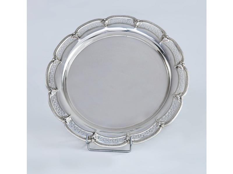 PLAT ROND en argent à bordure polylobée et...