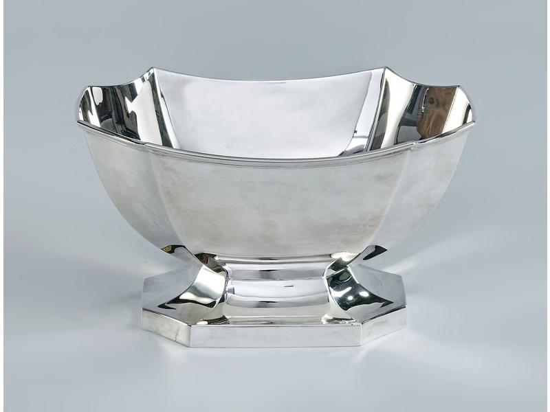 COUPE sur piédouche en argent de forme rectangulaire...