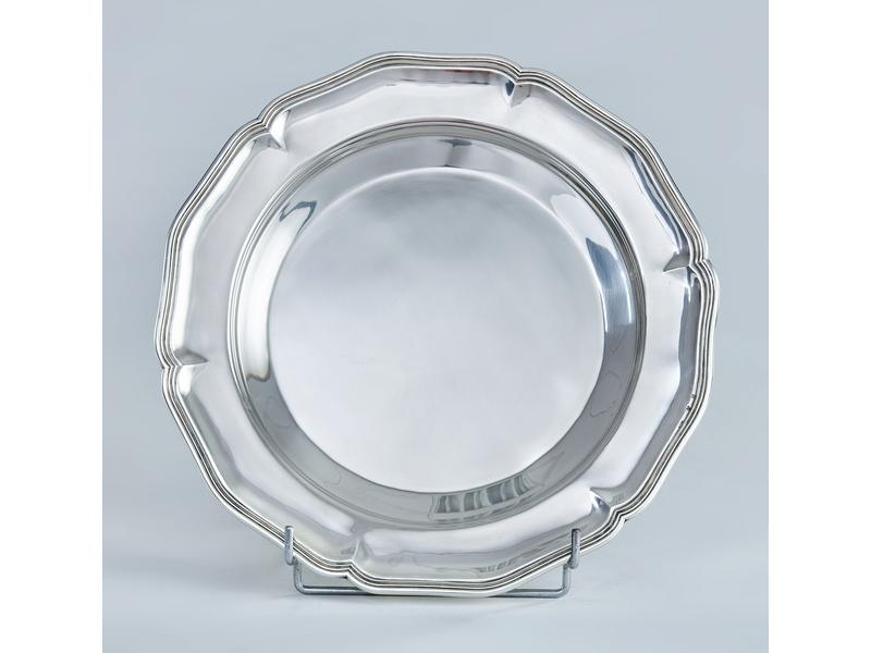 PLAT CREUX ROND en argent de forme chantournée...