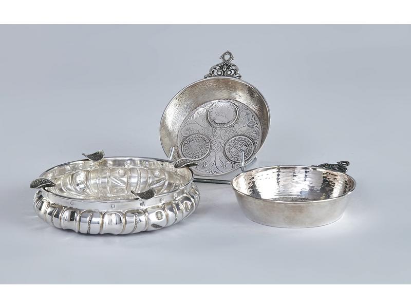 PAIRE DE COUPELLES ET UN CENDRIER en argent....