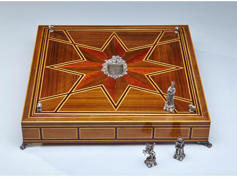 JEU D'ECHECS dans un beau coffret en marquetterie...