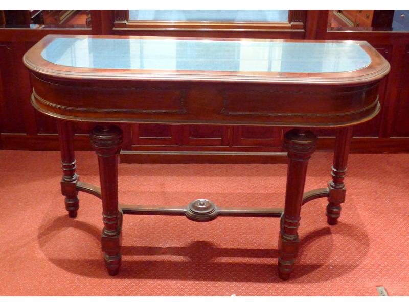 CONSOLE-COMPTOIRE en acajou mouluré et sculpté,...