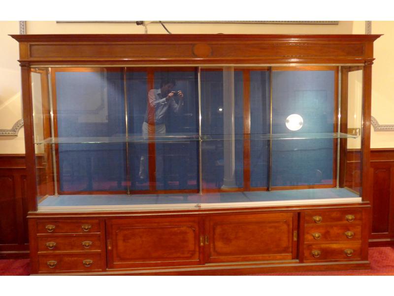 GRANDE VITRINE en acajou et placage d'acajou...