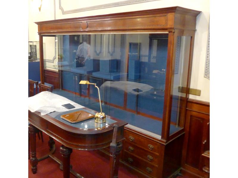 GRANDE VITRINE en acajou et placage d'acajou...