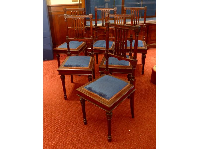 SUITE DE SIX CHAISES en acajou, dossier droit...