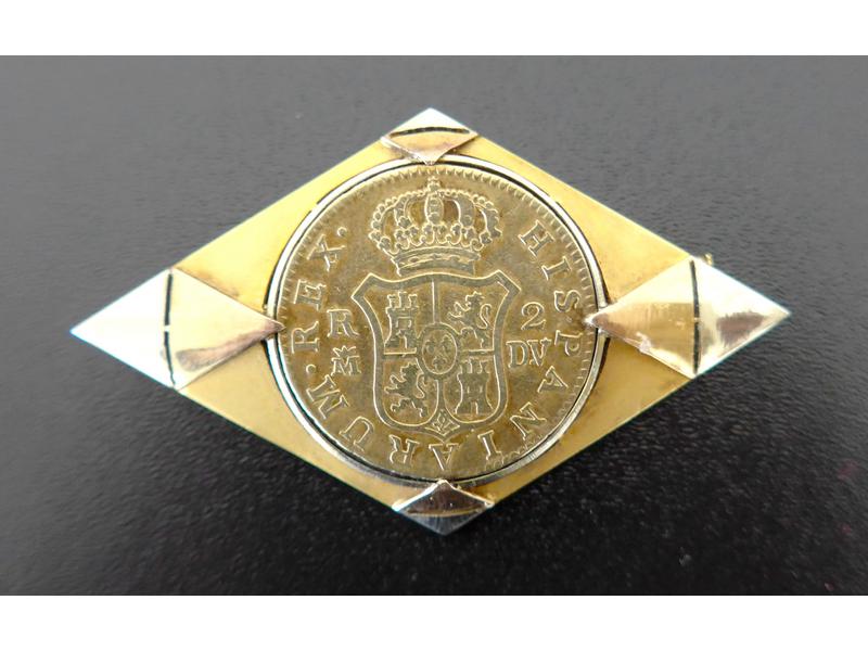 BROCHE en or blanc et or jaune sertie d'une...