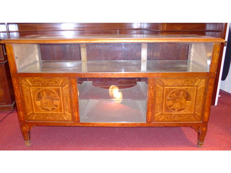 VITRINE BASSE en bois fruitier et marqueterie...