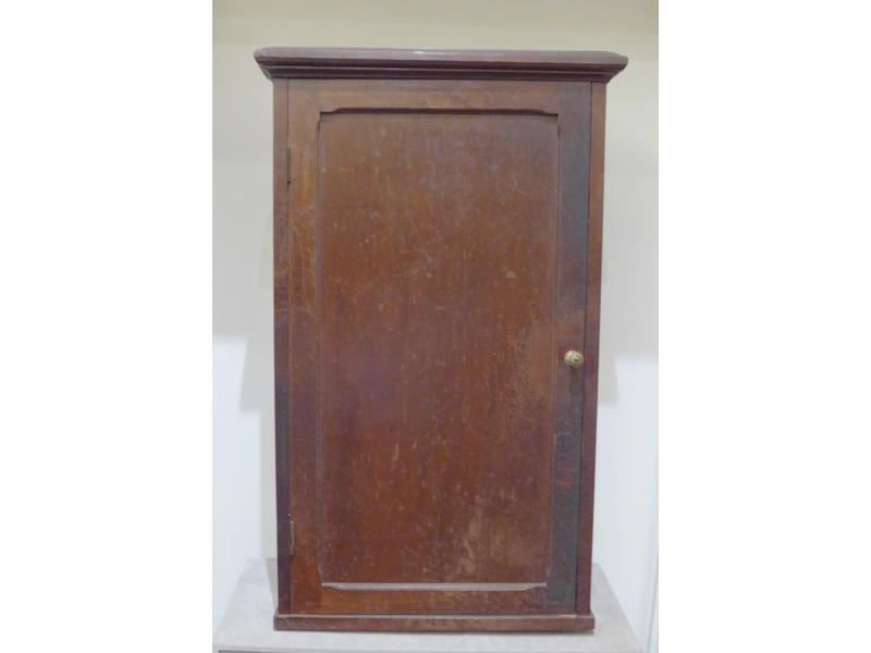 PETITE ARMOIRE A CLES façon acajou.