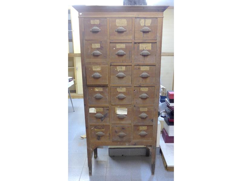 MEUBLE D'ATELIER en pin, à 18 petits tiroirs...