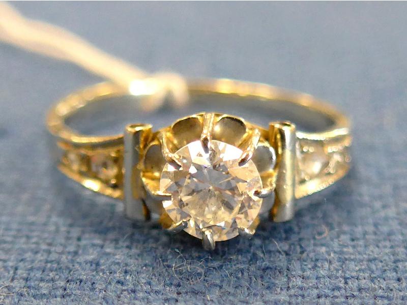 BAGUE SOLITAIRE en or blanc orné d'un diamant...