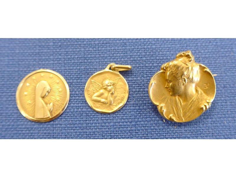 BROCHE en or jaune à décor d'un profil de...