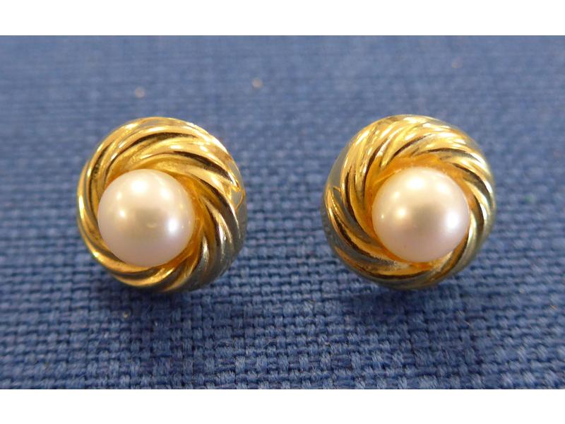 PAIRE DE BOUTONS D'OREILLES en or jaune ornée...