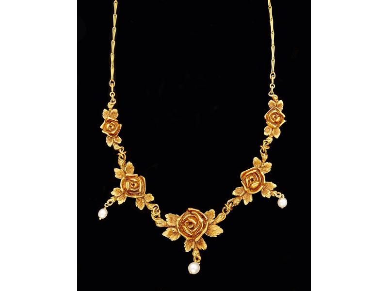 COLLIER en or jaune à motif de cinq boutons...