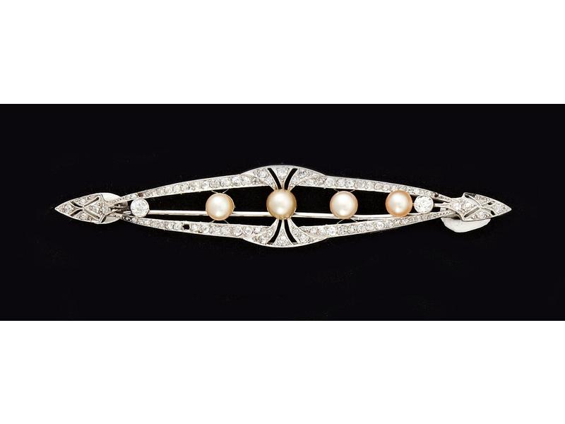 BROCHE  de forme navette en or blanc serti...