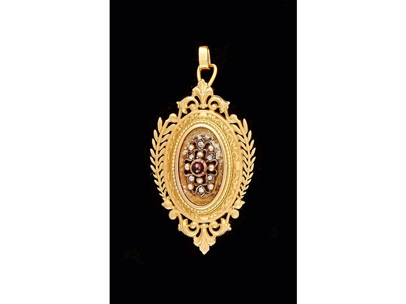 PENDENTIF BROCHE ovale en or jaune à décor...