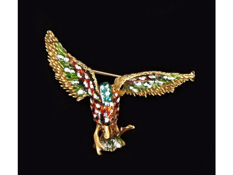 BROCHE CANARD en or jaune à décor peint polychrome...