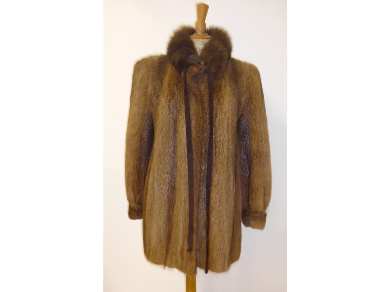 UN MANTEAU trois-quarts brun à deux fourrures...