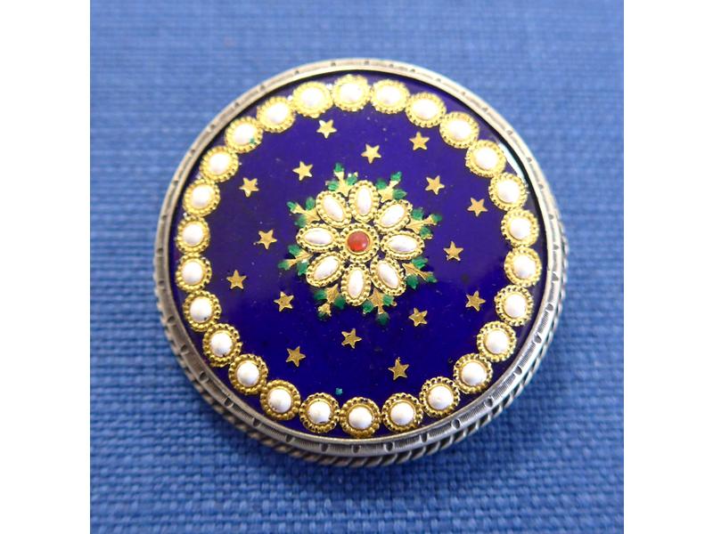 BROCHE ronde en argent à décor émaillé bleu...