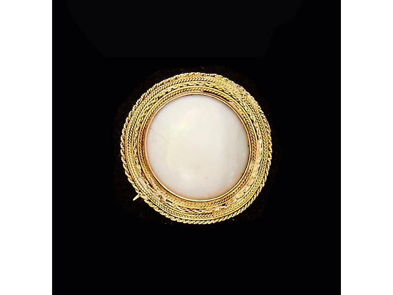 BROCHE ronde en or jaune ornée d'une opale...