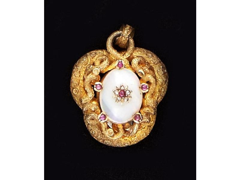 PENDENTIF en or jaune ciselé de serpents...