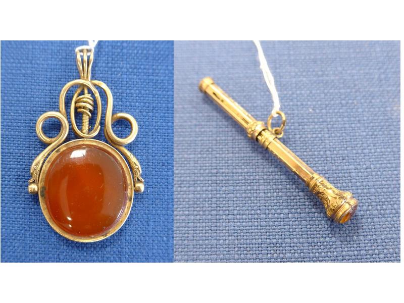 PENDENTIF BRELOQUE en or et cornaline, monture...