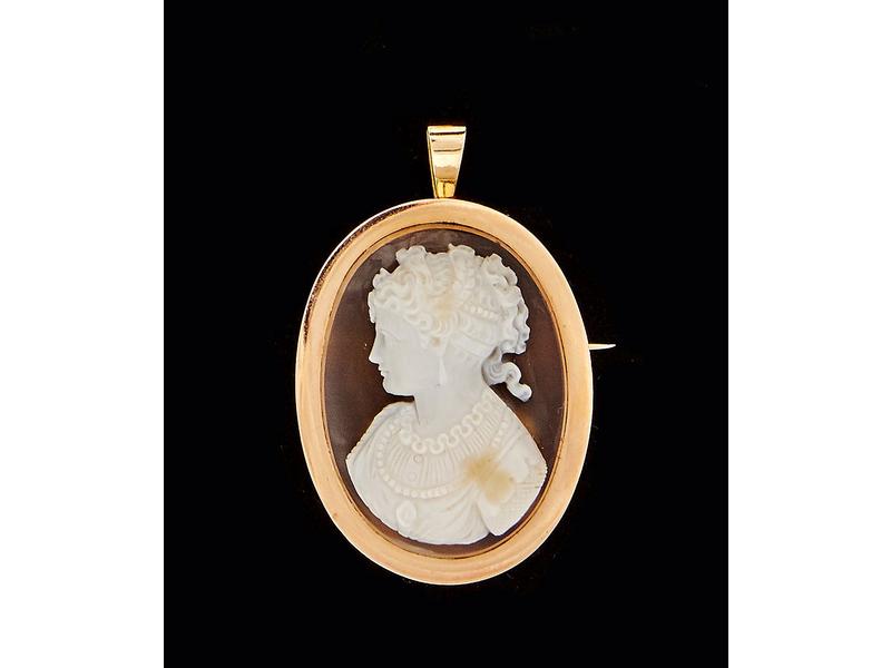 CAMEE sur agate à profil de femme à l'Antique,...
