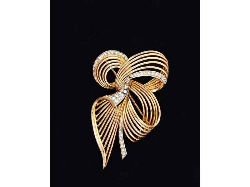 BROCHE en or jaune à motif de noeud souligné...